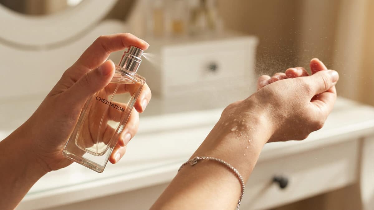 Borrifando perfume no punho