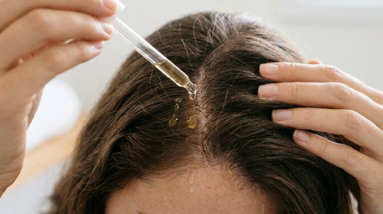 Aplicação de tônico de alecrim no couro cabeludo com cabelo longo