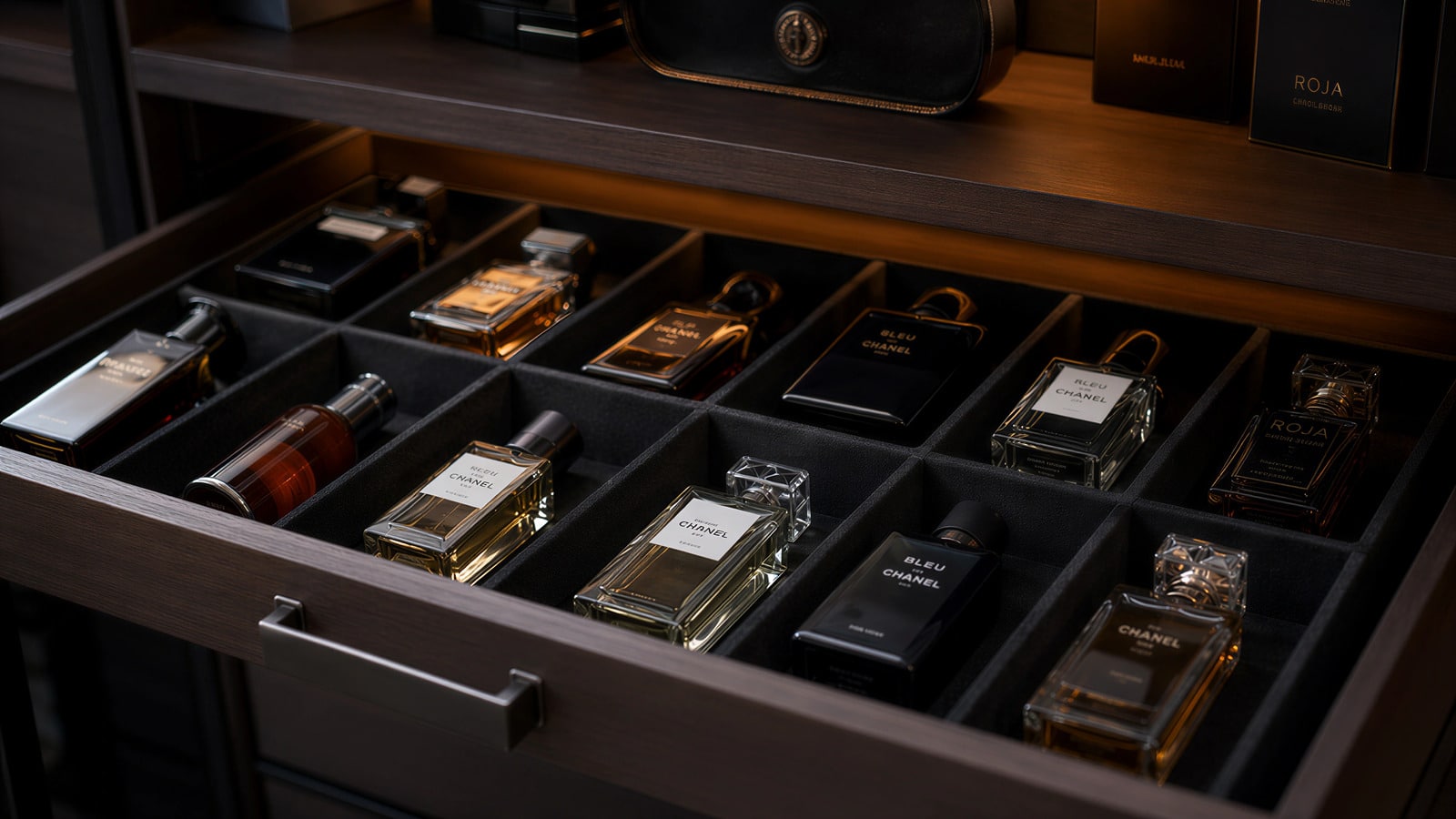Frascos de perfume elegantes armazenados em gaveta