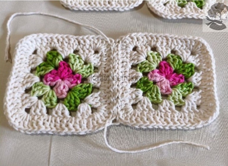 Junção com emenda de dois squares de crochê