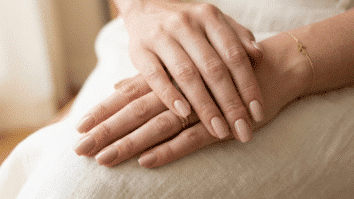 Mãos femininas com unhas saudáveis
