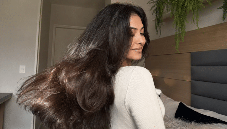 Mulher com cabelo longo escuro solto