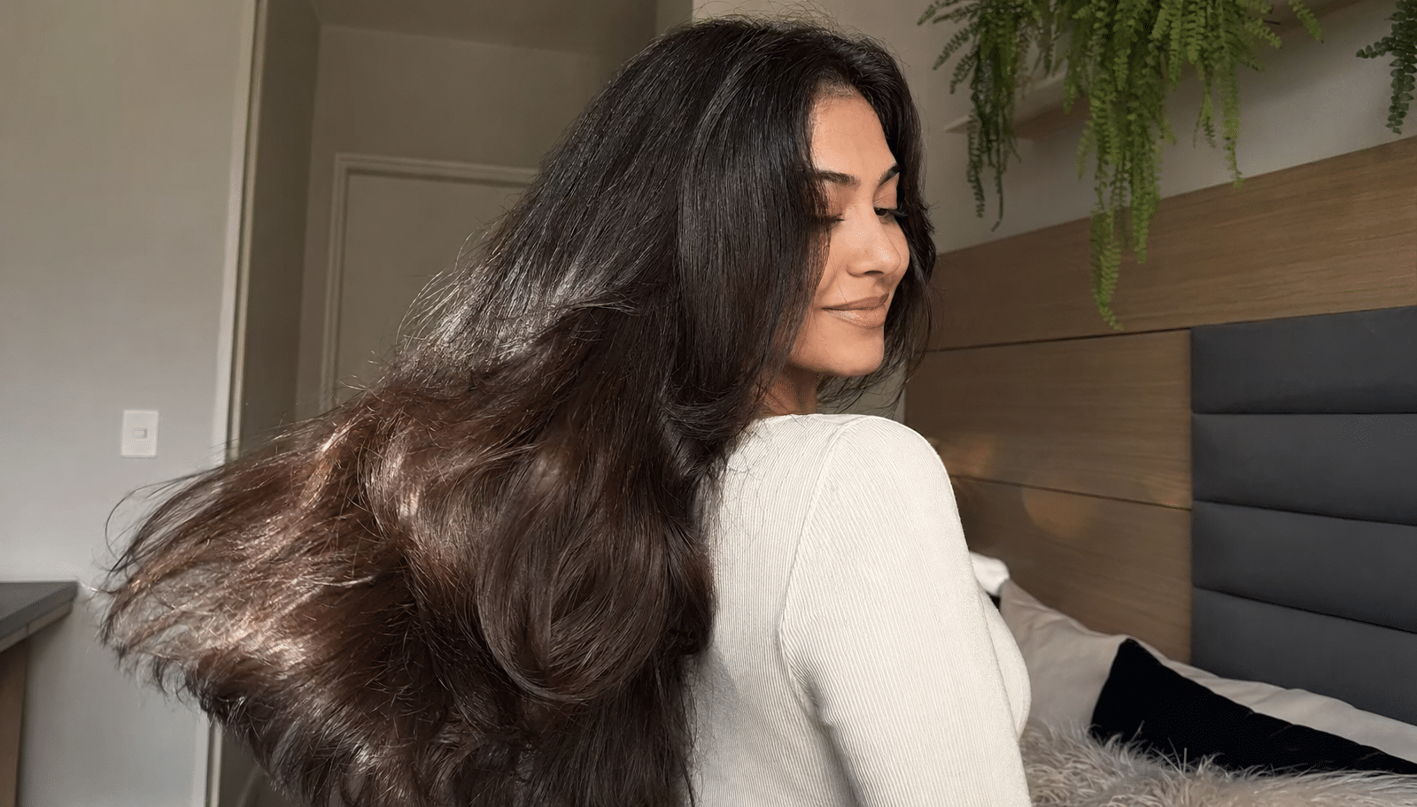 Mulher com cabelo longo escuro solto