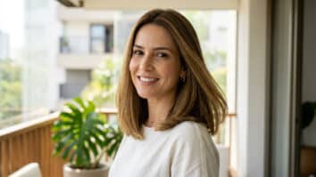 Mulher com cabelo de comprimento médio na altura dos ombros, com corte reto (blunt cut)