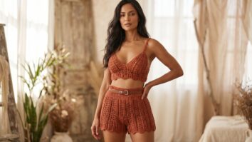 Mulher usando conjunto de croche Roberta em tom terracota com top cropped e short de cintura alta em ambiente iluminado naturalmente