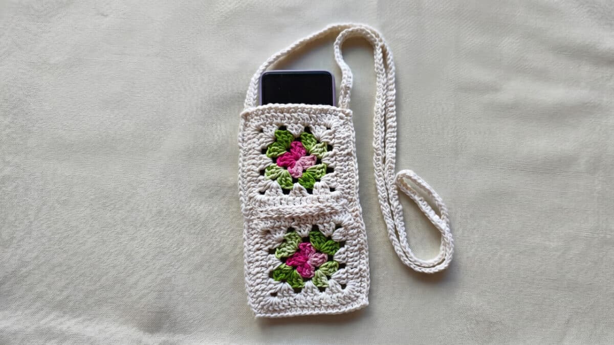 Porta-celular de crochê com squares pronto