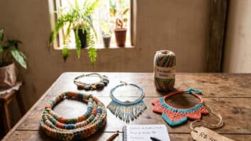 Produção de colares de crochê lucrativos