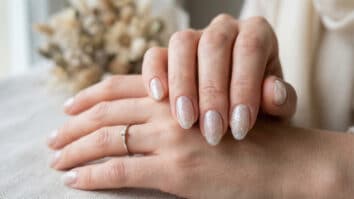 Unhas pintadas para noiva