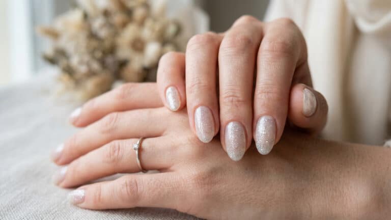 Unhas pintadas para noiva
