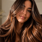 cabelo morena iluminada chocolate suíço com reflexos dourados naturais e brilho intenso em luz de fim de tarde