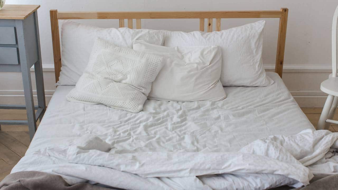Cama bagunçada após o sono