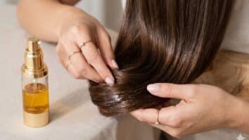 aplicando óleo capilar no cabelo