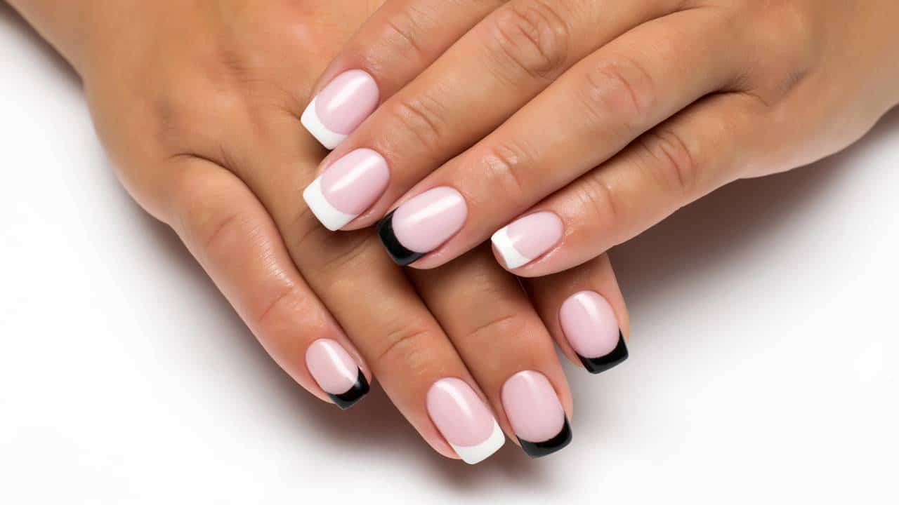 Mulher com unhas de acabamento quadrado