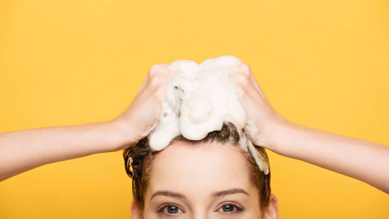Mulher lavando o próprio cabelo