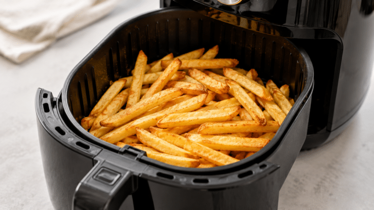 Batata frita crocante preparada na air fryer com textura dourada e casquinha sequinha