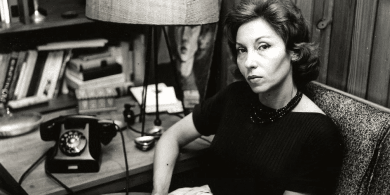 Retrato em preto e branco de Clarice Lispector sentada em um escritório, acompanhado de uma citação sobre defeitos e autoconhecimento.