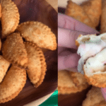 Porção de mini pastéis fritos e dourados servidos em tigela, com destaque para um pastel aberto mostrando recheio de queijo derretido e presunto.